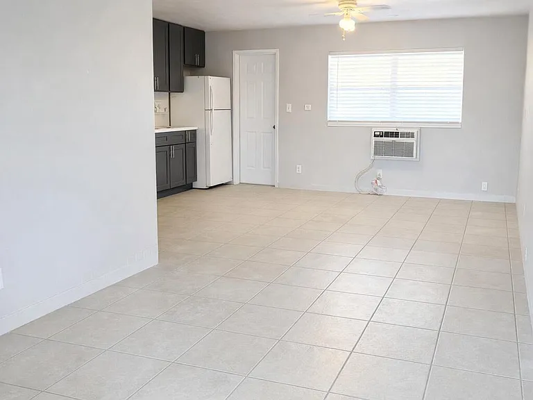 1017 SE 3rd St #3 — Photo 4