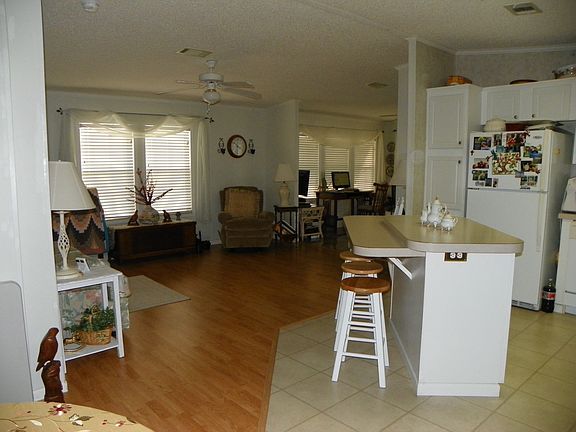        LIVING RM TO DEN