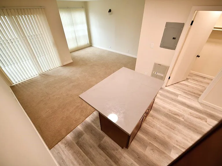 95 Linda Apartments — Photo 11