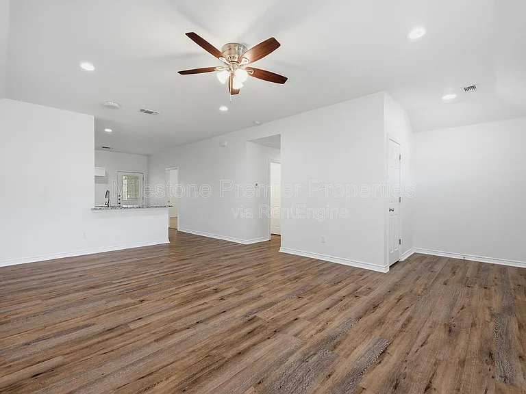 422 E Elm St — Photo 6