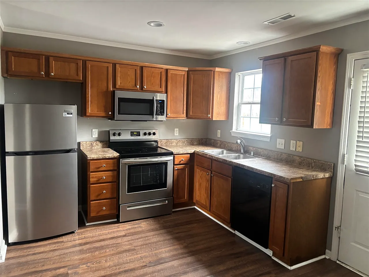 2 bed, 1080 sqft, $1,200 — Photo 2