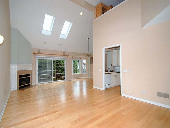 4th image of 9 Shaker Glen Ln