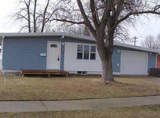 606 20th St SW, Minot, ND 58701