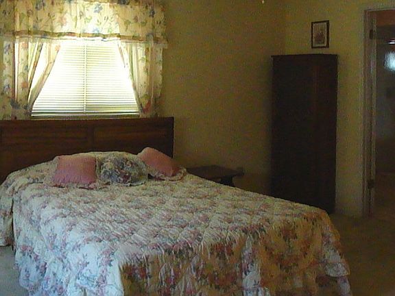 Master Bedroom w/walk in closet