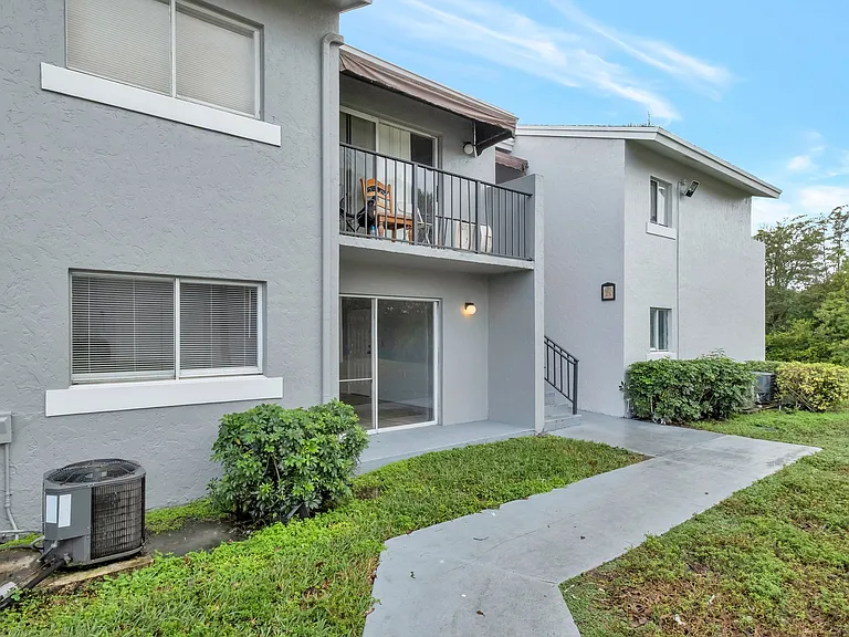 1153 Lake Victoria Dr #I — Photo 3