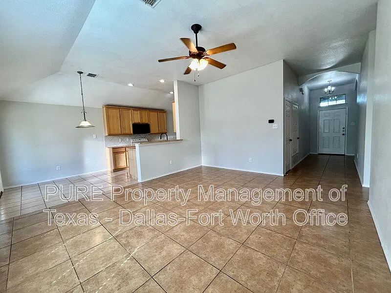 3 bed, 2.0 bath, 1665 sqft, $1,800 — Photo 4