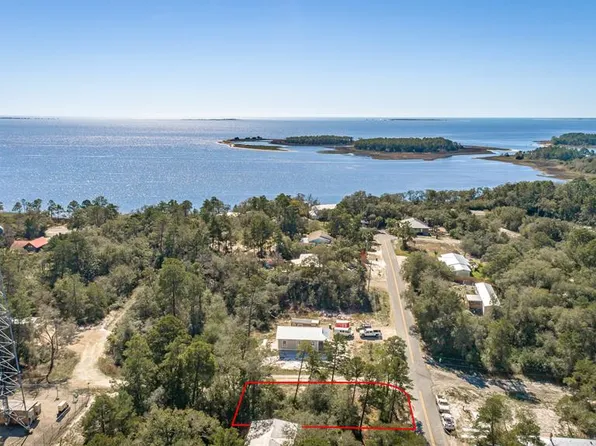 510 7th St SE, Carrabelle, FL 32322