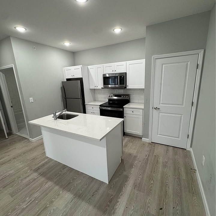 1st image of 126 Governor St Floor 1