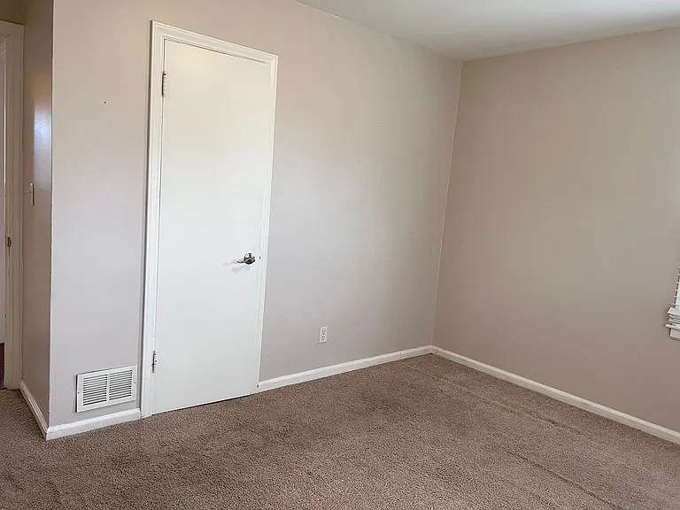 1552 Woodlawn Ave SE — Photo 9