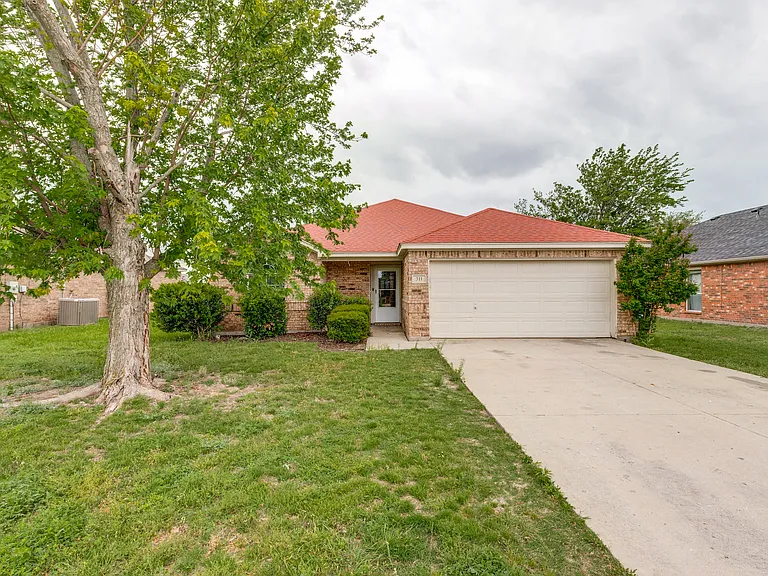 311 Charleston Dr — Photo 1