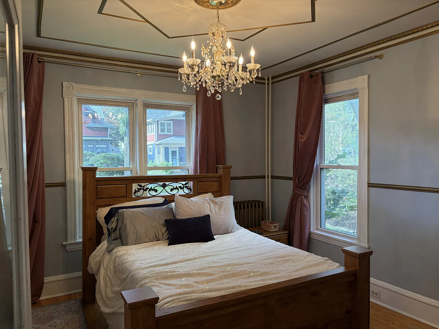 3 bed, 1100 sqft, $2,400 — Photo 1