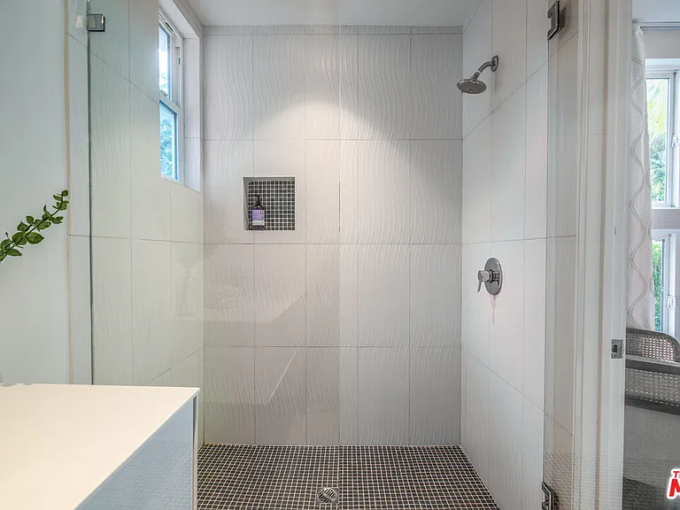 1922 N Beverly Dr — Photo 21