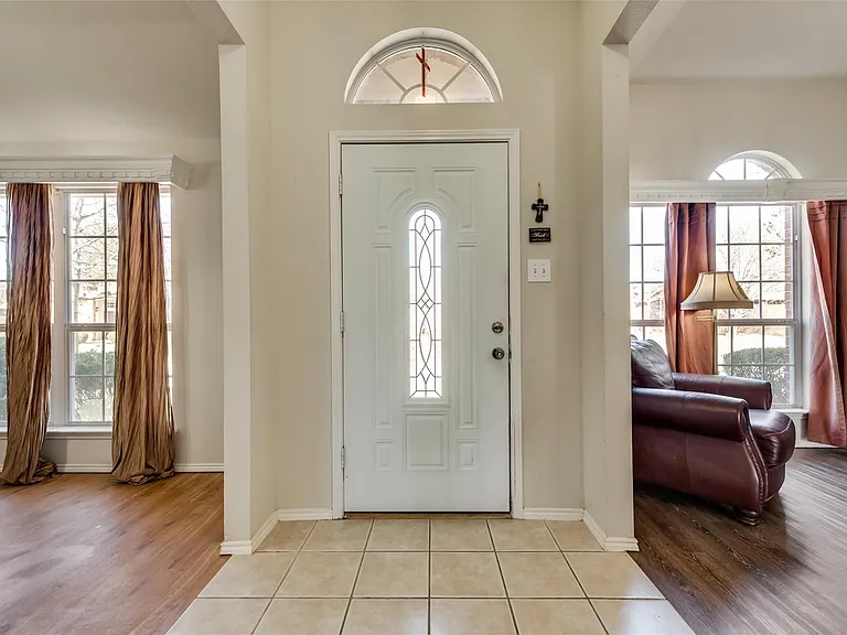 2431 Fieldcrest Dr — Photo 2