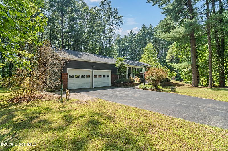 3rd image of 6 Woodridge Court Court