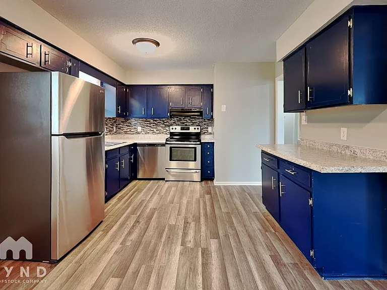 547 Whitethorn Dr — Photo 5