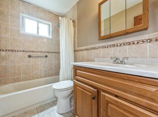70 Pleasantview Ct, Copiague, NY 11726