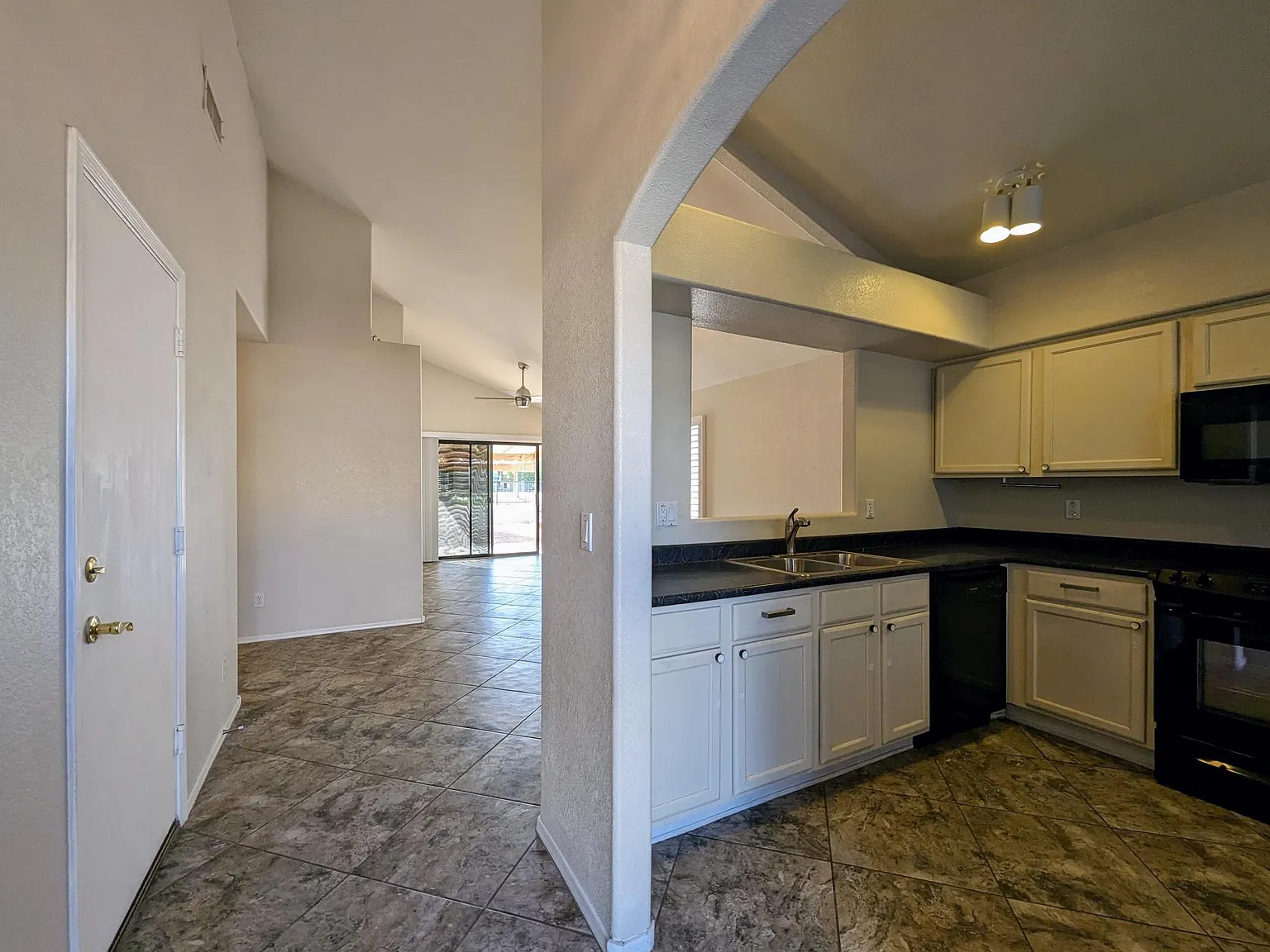 2 bed, 939 sqft, $1,998 — Photo 3