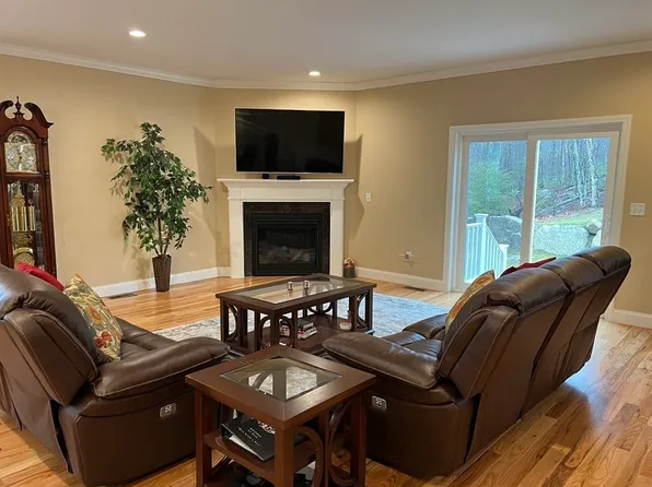 4 Walter Edwards St #12, Uxbridge, MA 01569