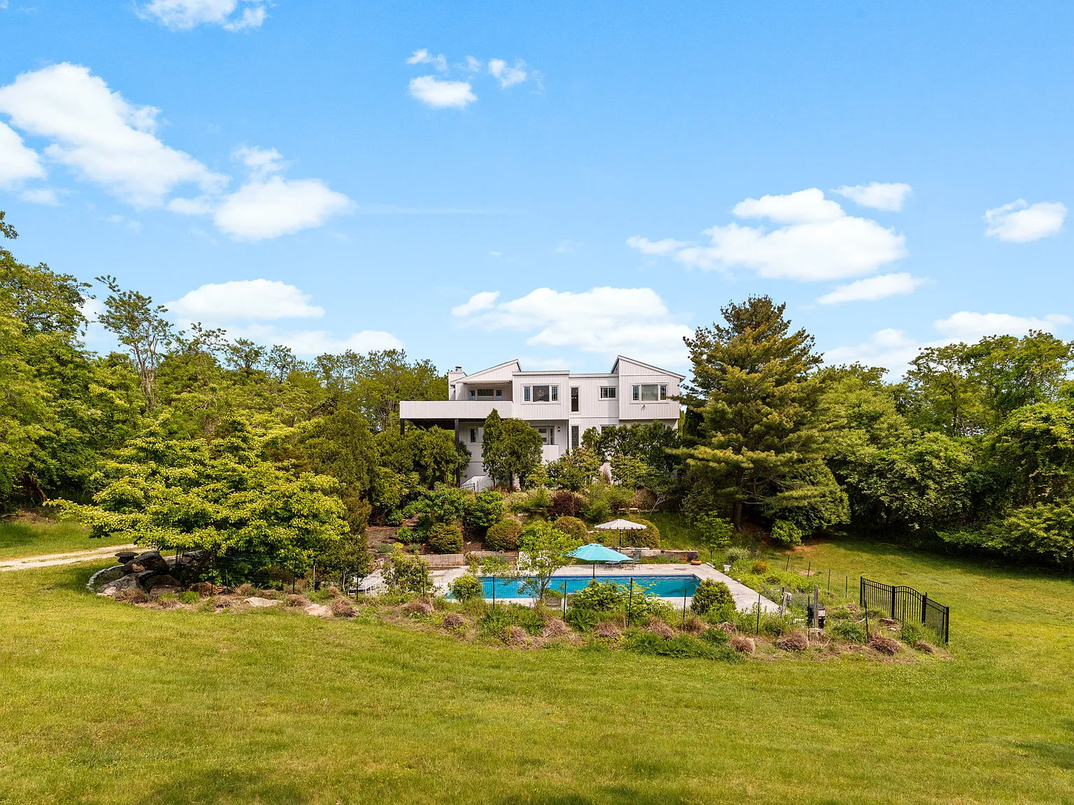 Nice and Easy Summer Rental in Shinnecock Hills — Photo 1