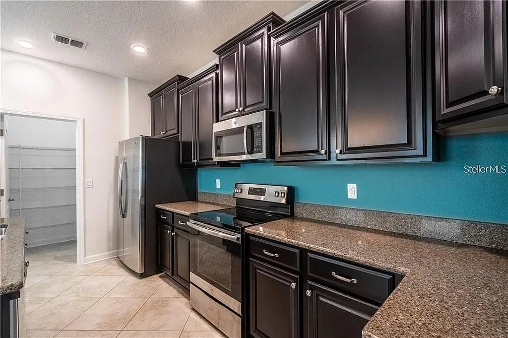 3 bed, 2.5 bath, 2008 sqft, $2,500 — Photo 3