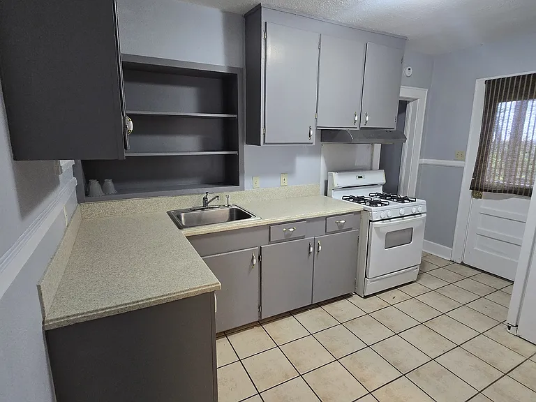 1419 E 35th St #B — Photo 5