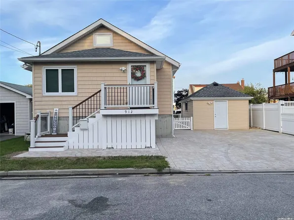 912 S 6th Street, Lindenhurst, NY 11757