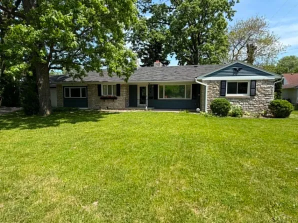 3 Orchard Ct, Essexville, MI 48732