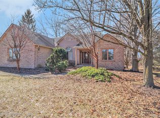 2434 Bridle Trl, Milford, MI 48381