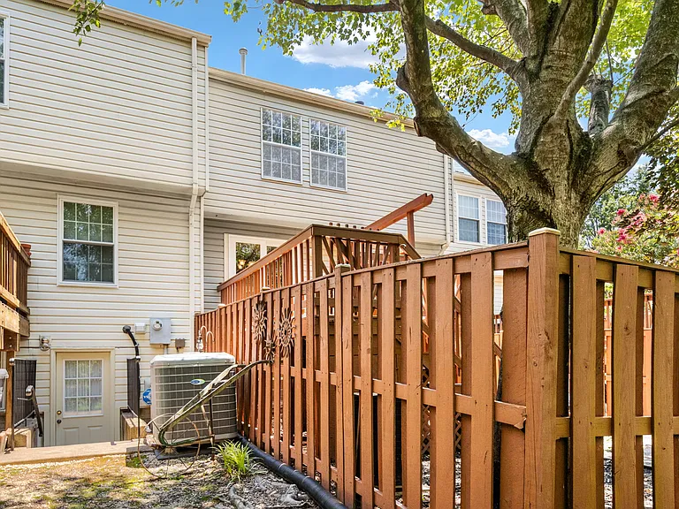 12894 Effingham Ct — Photo 36