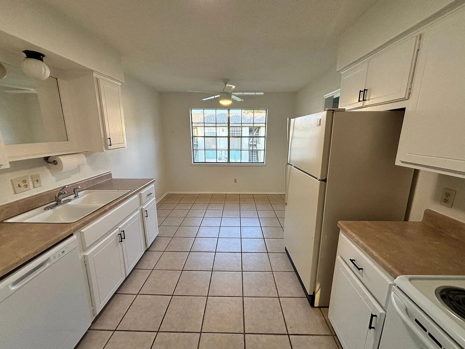 3-bedroom, 2-bathroom condo in Norman with central heat and air and washer and dryer provided — Photo 4