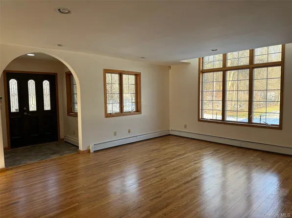 88 Pierce Cir, New Hampton, NY 10958