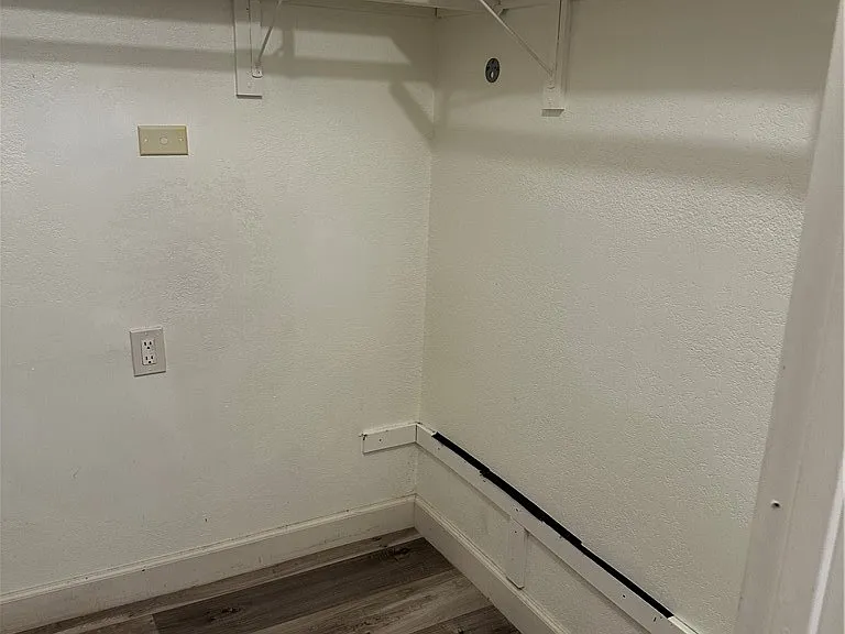 517 S Hewes St #B — Photo 9