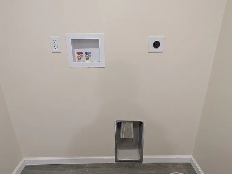 Washer/Dryer Hookups
