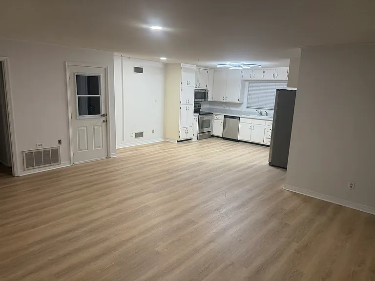 2205 Woodlawn Dr — Photo 2