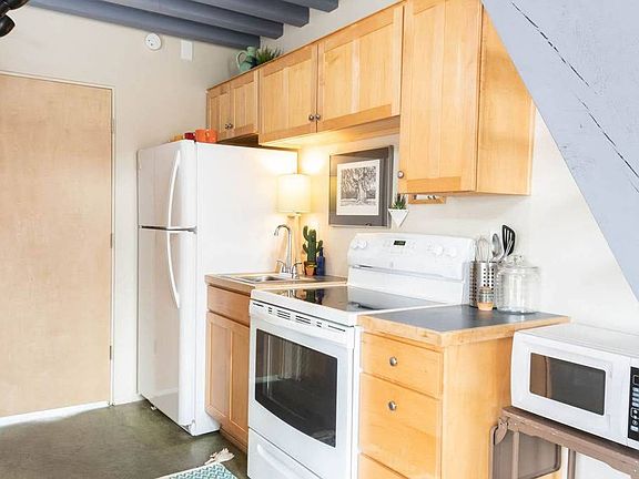 5th image of 811 Marquette Ave NW Unit C