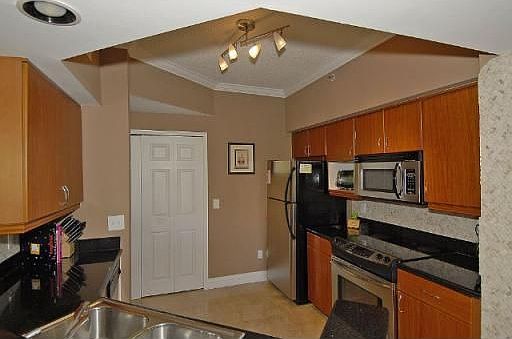 5th image of 3215 NE 184th St APT 14303