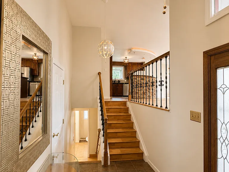 1144 S Oakland St — Photo 3