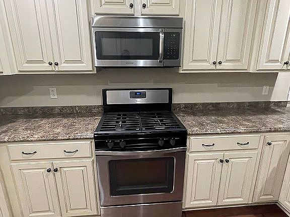 Gas stove/built-in microwave