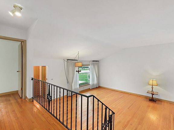 4th image of 1526 Raymond Ave