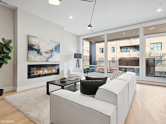 3rd image of 2031 W Belmont Ave #2