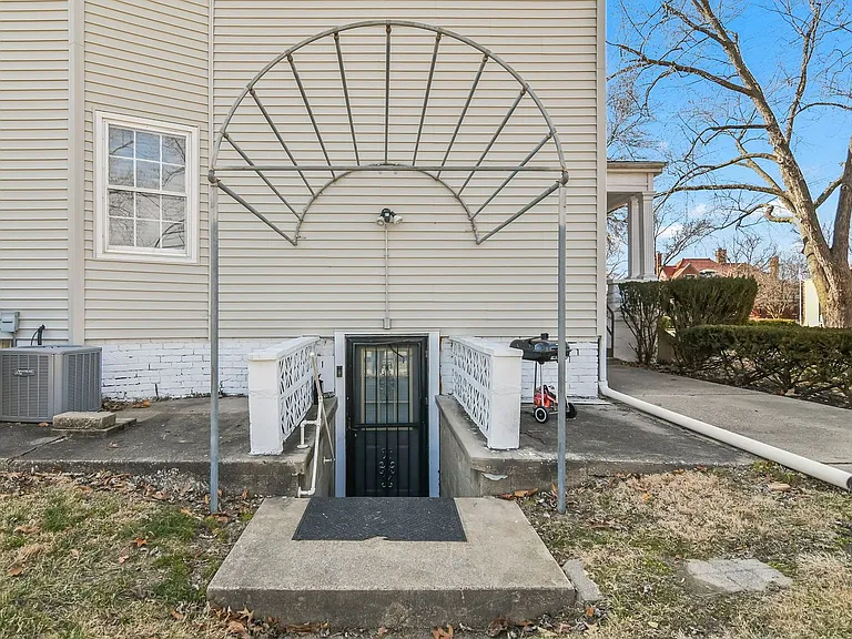 1301 Whittier Ave — Photo 9