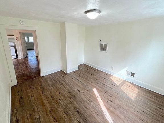 3rd image of 2617 Greenwood Dr #B