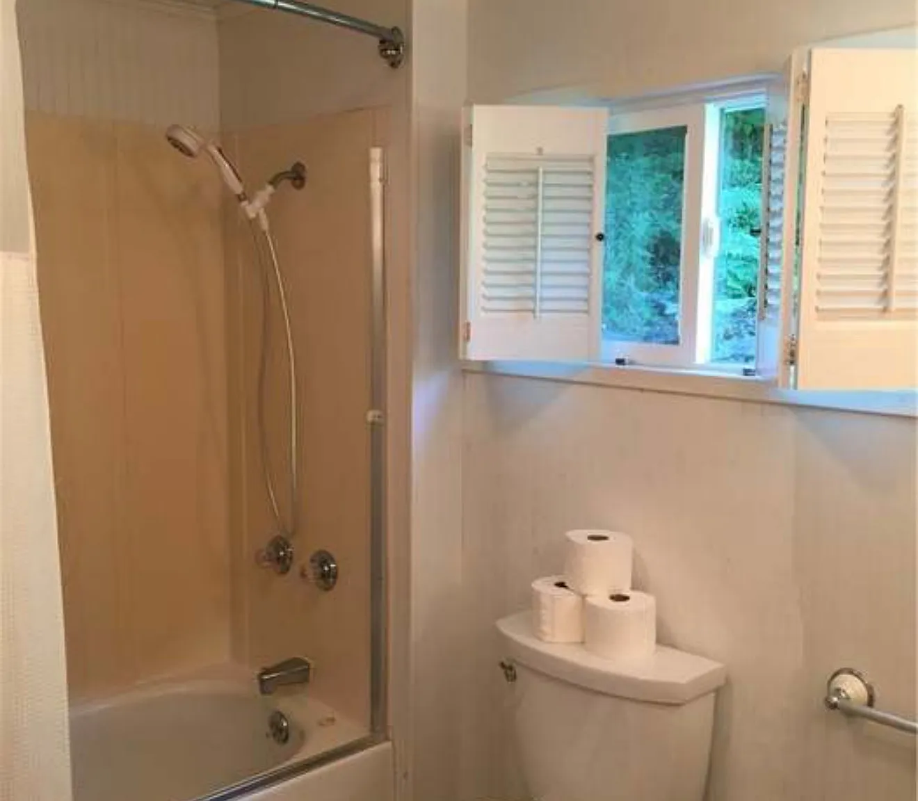 3 bed, 1.5 bath, 1488 sqft, $2,390 — Photo 2