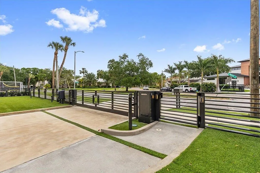 6 bed, 6.0 bath, 7250 sqft, $28,000 — Photo 2