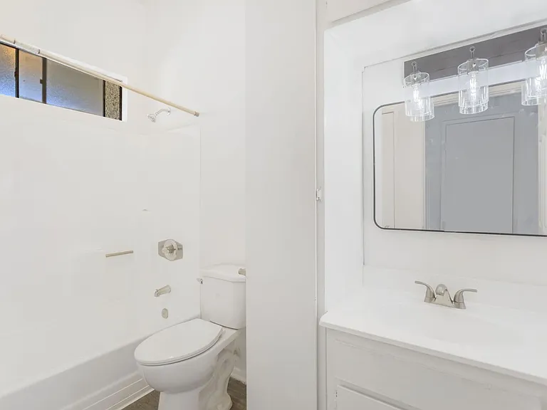 Vanowen Square Apartments — Photo 15