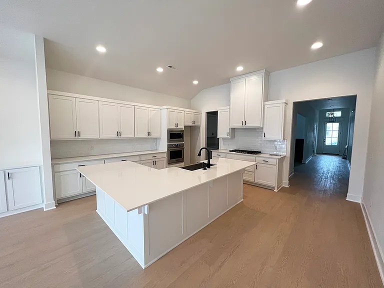 6304 Luna Ln — Photo 4