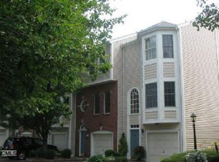 40 Bywatyr Ln, Bridgeport, CT 06605