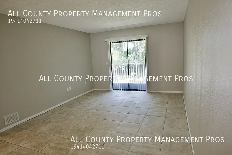 2 Bedrooms In Garden Walk! Freshly Painted!! Spacious And Pet Friendly With Laundry!! Community P... — Photo 3