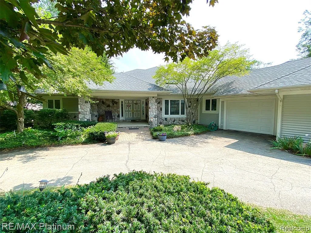 10984 Silver Lake Rd photo 1
