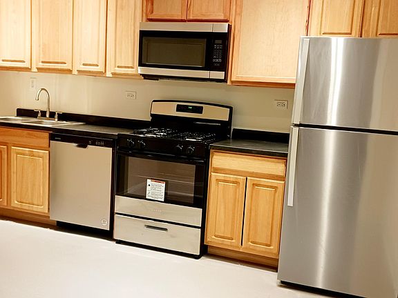 3rd image of 938 W Oakdale Ave APT 2N